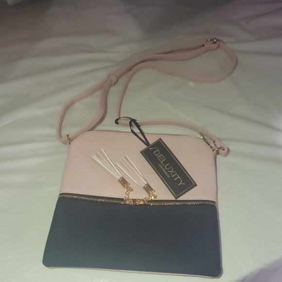 deluxity Handbags - NWT! Deluxity Crossbody purse pink blue and gold